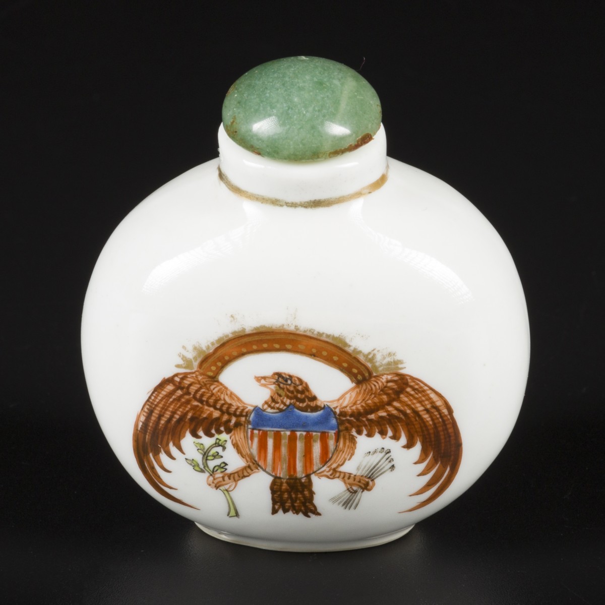 Een porseleinen snuff bottle gedecoreerd met de Amerikaanse adelaar. China, 19e eeuw.