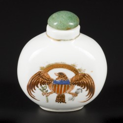 Een porseleinen snuff bottle gedecoreerd met de Amerikaanse adelaar. China, 19e eeuw.