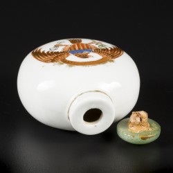 Een porseleinen snuff bottle gedecoreerd met de Amerikaanse adelaar. China, 19e eeuw.