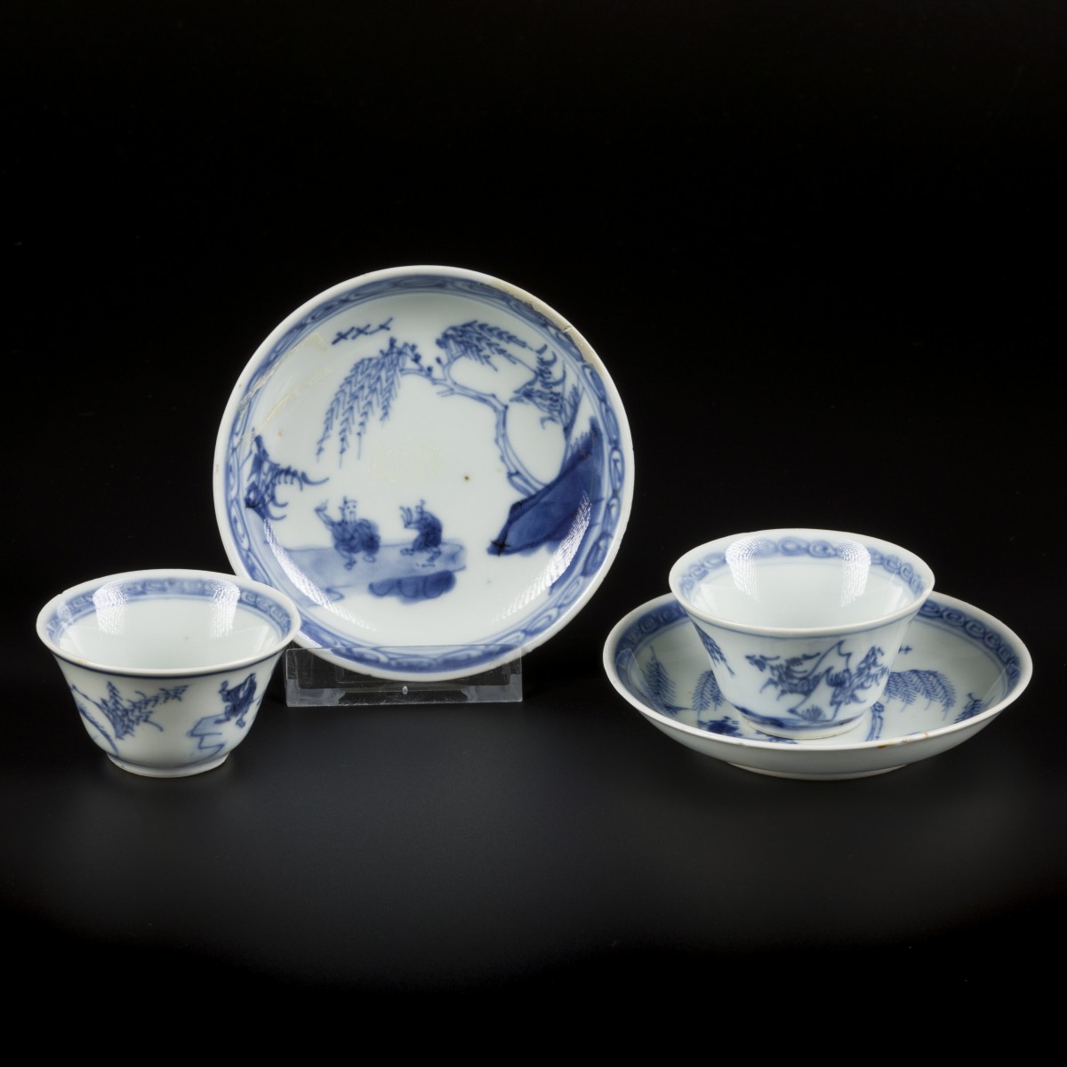 Een set van (2) porseleinen kop en schotels met decor figuren in een landschap. China, Kangxi.