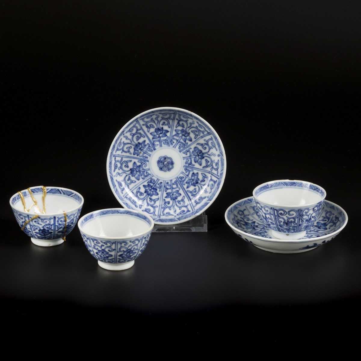 Een set van (2+3) kop en schotels met floraal decor in vakverdeling.  China, Kangxi.