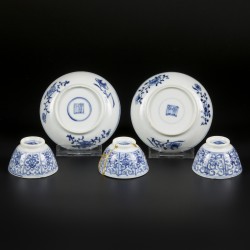 Een set van (2+3) kop en schotels met floraal decor in vakverdeling.  China, Kangxi.