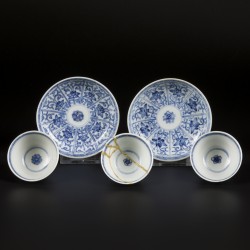 Een set van (2+3) kop en schotels met floraal decor in vakverdeling.  China, Kangxi.
