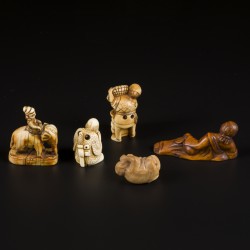 Een lot van (5) netsuke's waaronder 3 vervaardigd in ivoor. Eind 19e eeuw.