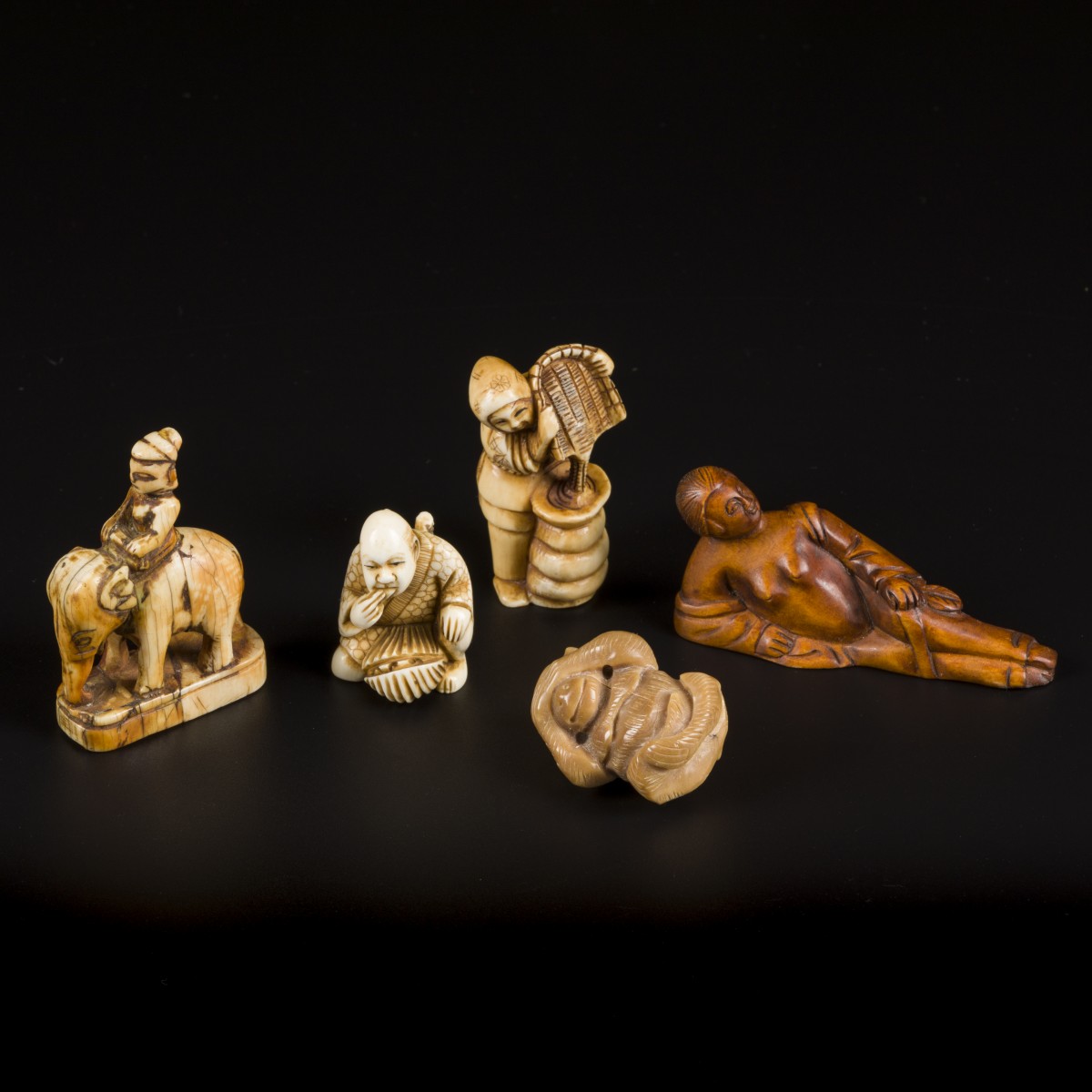 Een lot van (5) netsuke's waaronder 3 vervaardigd in ivoor. Eind 19e eeuw.