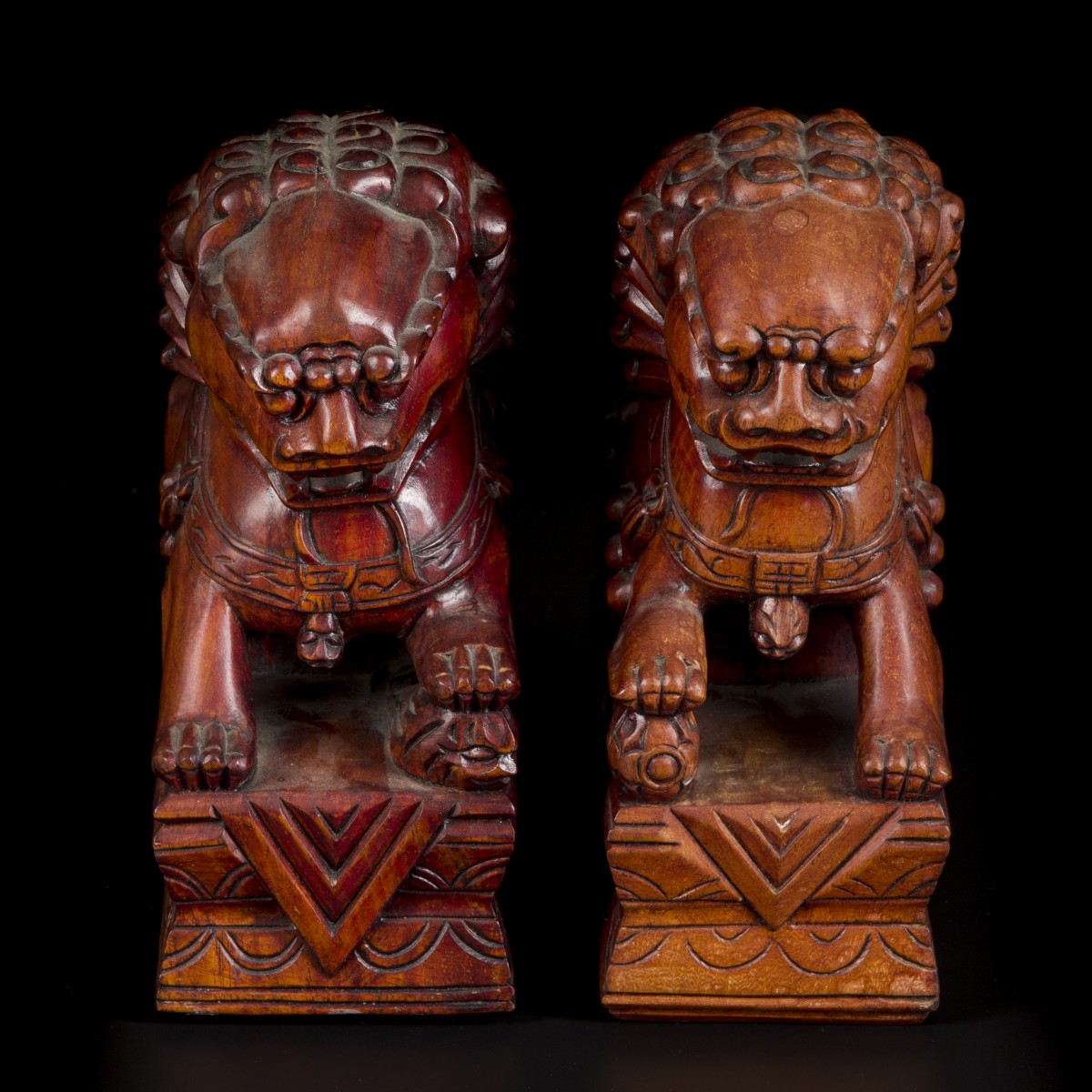 Een set van (2) Fu Dogs/ tempelwachters miniatuur, China, 20e eeuw.