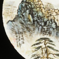 Een porseleinen qianjiang cai plaquette met landschaps decor. China, 1e helft 20e eeuw.