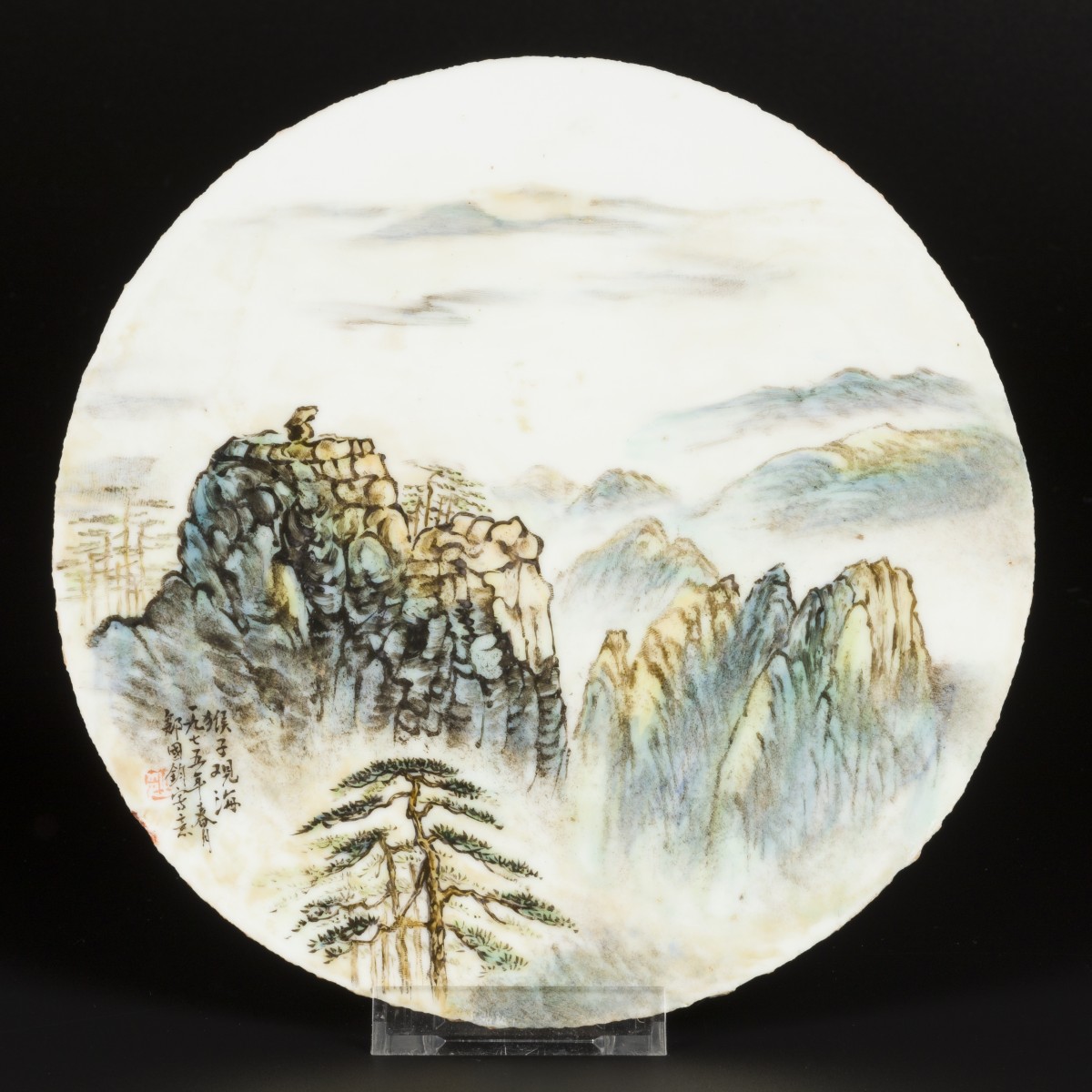 Een porseleinen qianjiang cai plaquette met landschaps decor. China, 1e helft 20e eeuw.