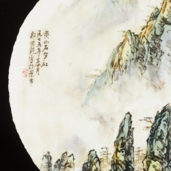 Een porseleinen qianjiang cai plaquette met landschaps decor. China, 1e helft 20e eeuw.