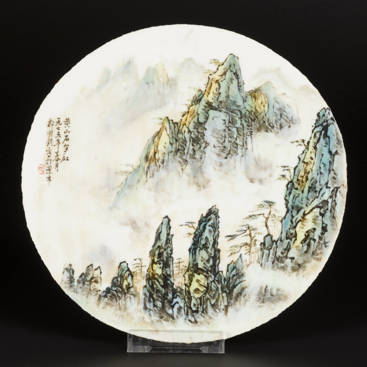 Een porseleinen qianjiang cai plaquette met landschaps decor. China, 1e helft 20e eeuw.