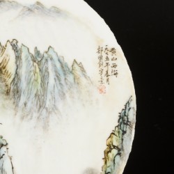 Een porseleinen qianjiang cai plaquette met landschaps decor. China, 1e helft 20e eeuw.