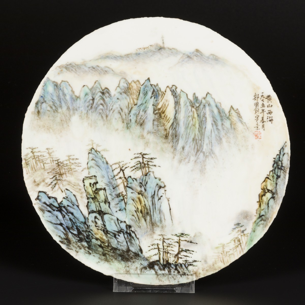 Een porseleinen qianjiang cai plaquette met landschaps decor. China, 1e helft 20e eeuw.