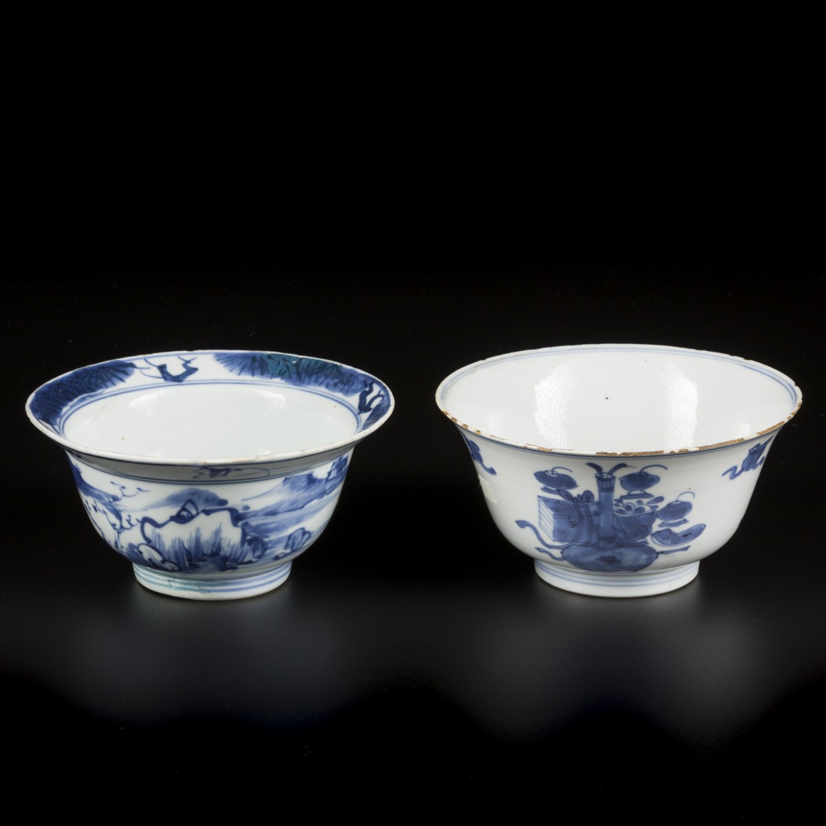 Een porseleinen klapmutskom met landschap decor en een kom gedecoreerd met antiquiteiten. China, 18e eeuw.