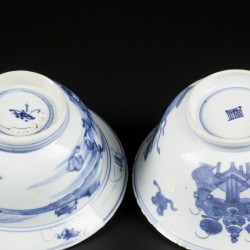 Een porseleinen klapmutskom met landschap decor en een kom gedecoreerd met antiquiteiten. China, 18e eeuw.