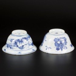 Een porseleinen klapmutskom met landschap decor en een kom gedecoreerd met antiquiteiten. China, 18e eeuw.