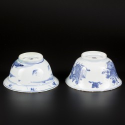 Een porseleinen klapmutskom met landschap decor en een kom gedecoreerd met antiquiteiten. China, 18e eeuw.