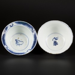 Een porseleinen klapmutskom met landschap decor en een kom gedecoreerd met antiquiteiten. China, 18e eeuw.