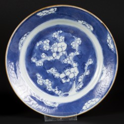 Een set van (2) porseleinen borden met prunus decor. China, 18e eeuw.