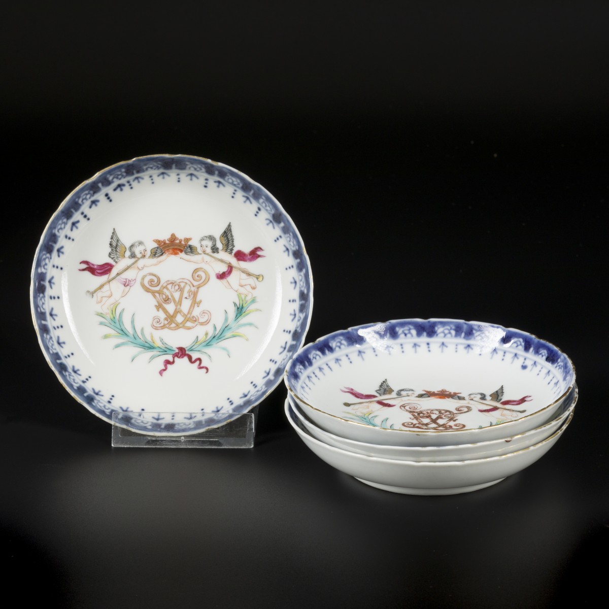 Een lot van (4) porseleinen famille rose bordjes met wapendecor. China, 18e eeuw.