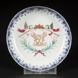 Een lot van (4) porseleinen famille rose bordjes met wapendecor. China, 18e eeuw.