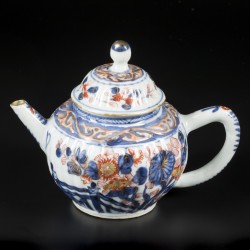 Een lot van (2) porseleinen theepotjes met Imari decor. China, 18e eeuw.