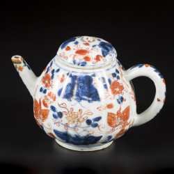 Een lot van (2) porseleinen theepotjes met Imari decor. China, 18e eeuw.