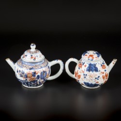 Een lot van (2) porseleinen theepotjes met Imari decor. China, 18e eeuw.