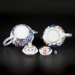 Een lot van (2) porseleinen theepotjes met Imari decor. China, 18e eeuw.