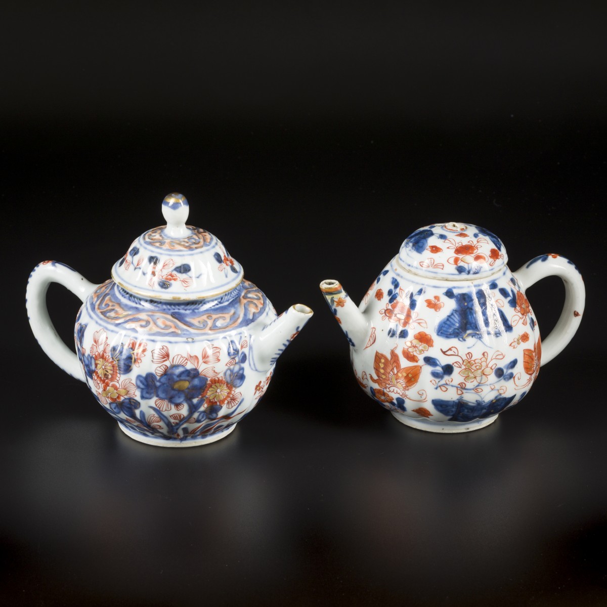 Een lot van (2) porseleinen theepotjes met Imari decor. China, 18e eeuw.