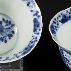 Een lot divers blauw-wit porselein waaronder met krab en baars decor. China, 19e eeuw.