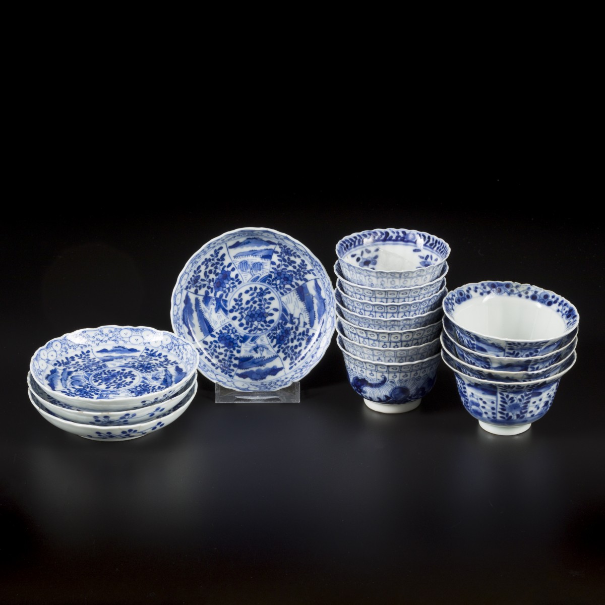 Een lot divers blauw-wit porselein waaronder met krab en baars decor. China, 19e eeuw.