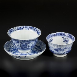 Een lot divers blauw-wit porselein waaronder met krab en baars decor. China, 19e eeuw.