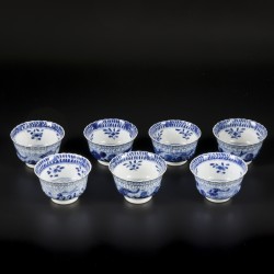 Een lot divers blauw-wit porselein waaronder met krab en baars decor. China, 19e eeuw.