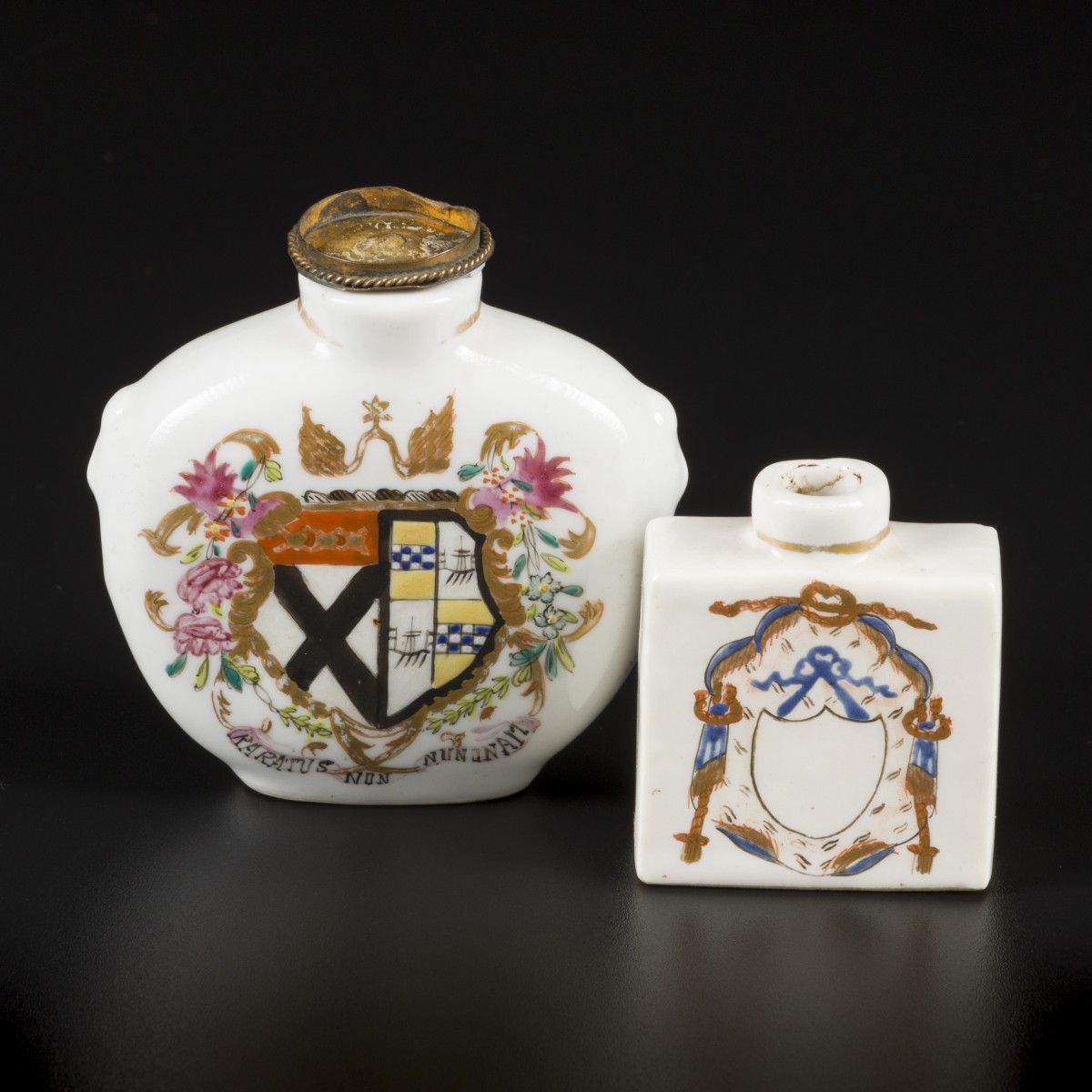 Een lot van (2) porseleinen snuff bottles gedecoreerd met wapenschild. China, 19e eeuw.