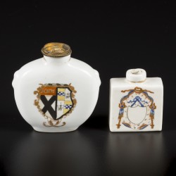 Een lot van (2) porseleinen snuff bottles gedecoreerd met wapenschild. China, 19e eeuw.