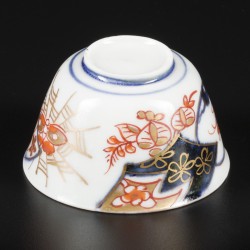 Een lot porseleinen bordjes en een kopje, alle met Imari decor. Japan, 18e eeuw.