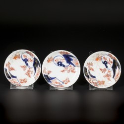 Een lot porseleinen bordjes en een kopje, alle met Imari decor. Japan, 18e eeuw.