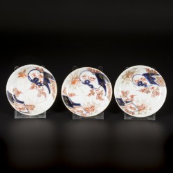 Een lot porseleinen bordjes en een kopje, alle met Imari decor. Japan, 18e eeuw.