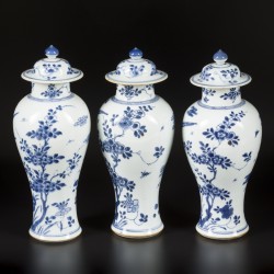 Een (5) delig porseleinen kaststel met floraal decor. China, 18e eeuw.