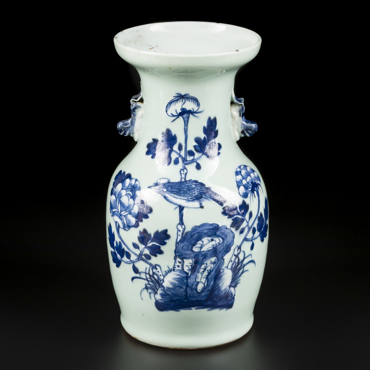 Een porseleinen vaas met celadon fondkleur gedecoreerd met een vogel tussen de bloemen. China, 19e eeuw.