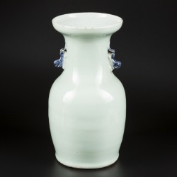 Een porseleinen vaas met celadon fondkleur gedecoreerd met een vogel tussen de bloemen. China, 19e eeuw.