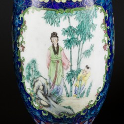 Een set van (2) cloisonne vazen met in het centrum een emaillen voorstelling van Chinese figuren. China, 2e helft 20e eeuw.