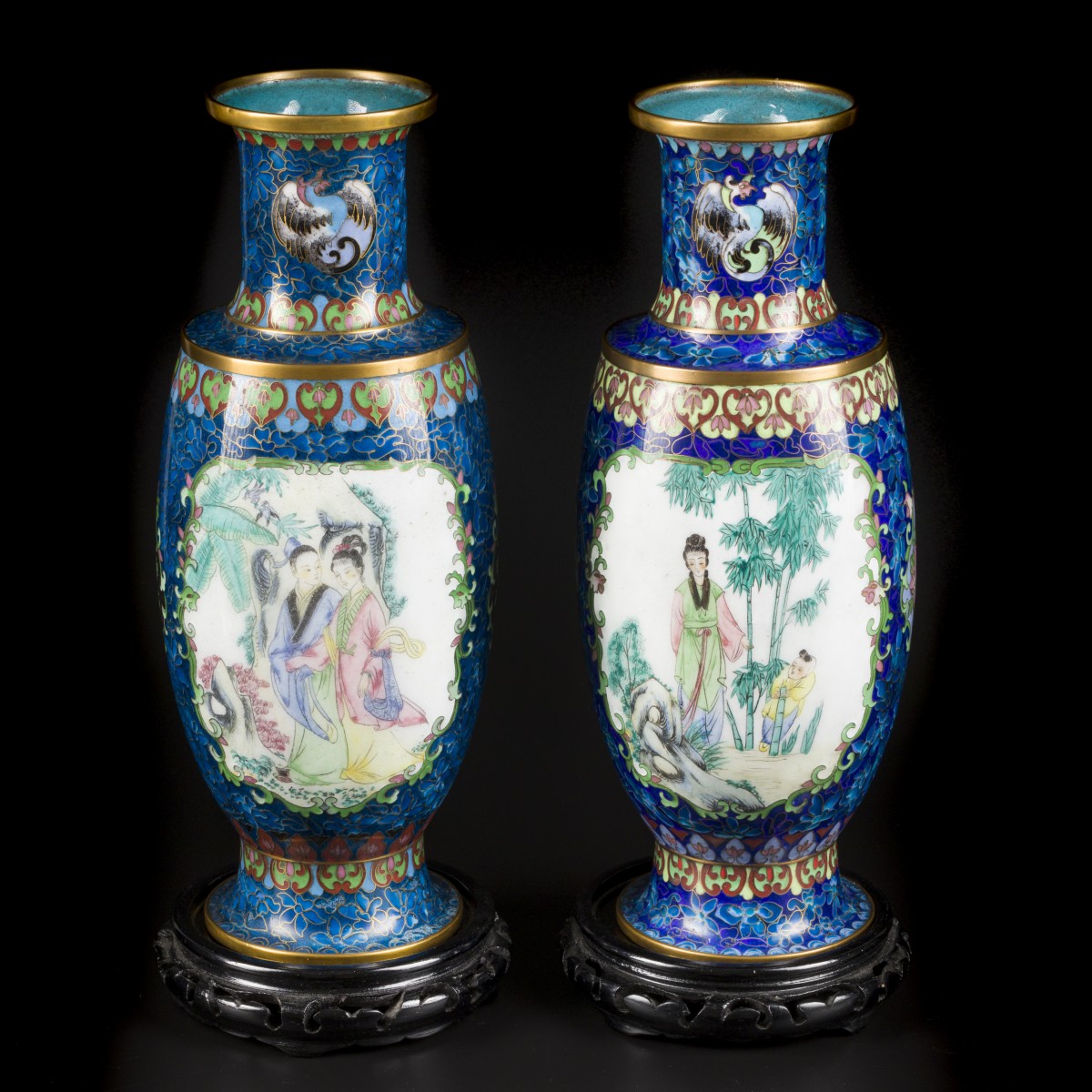 Een set van (2) cloisonne vazen met in het centrum een emaillen voorstelling van Chinese figuren. China, 2e helft 20e eeuw.