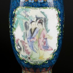 Een set van (2) cloisonne vazen met in het centrum een emaillen voorstelling van Chinese figuren. China, 2e helft 20e eeuw.