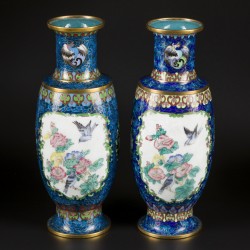 Een set van (2) cloisonne vazen met in het centrum een emaillen voorstelling van Chinese figuren. China, 2e helft 20e eeuw.