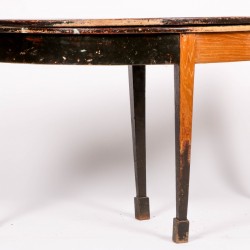 Een ronde/ halve-maan tafel, 20e eeuw.