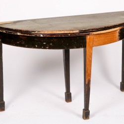 Een ronde/ halve-maan tafel, 20e eeuw.