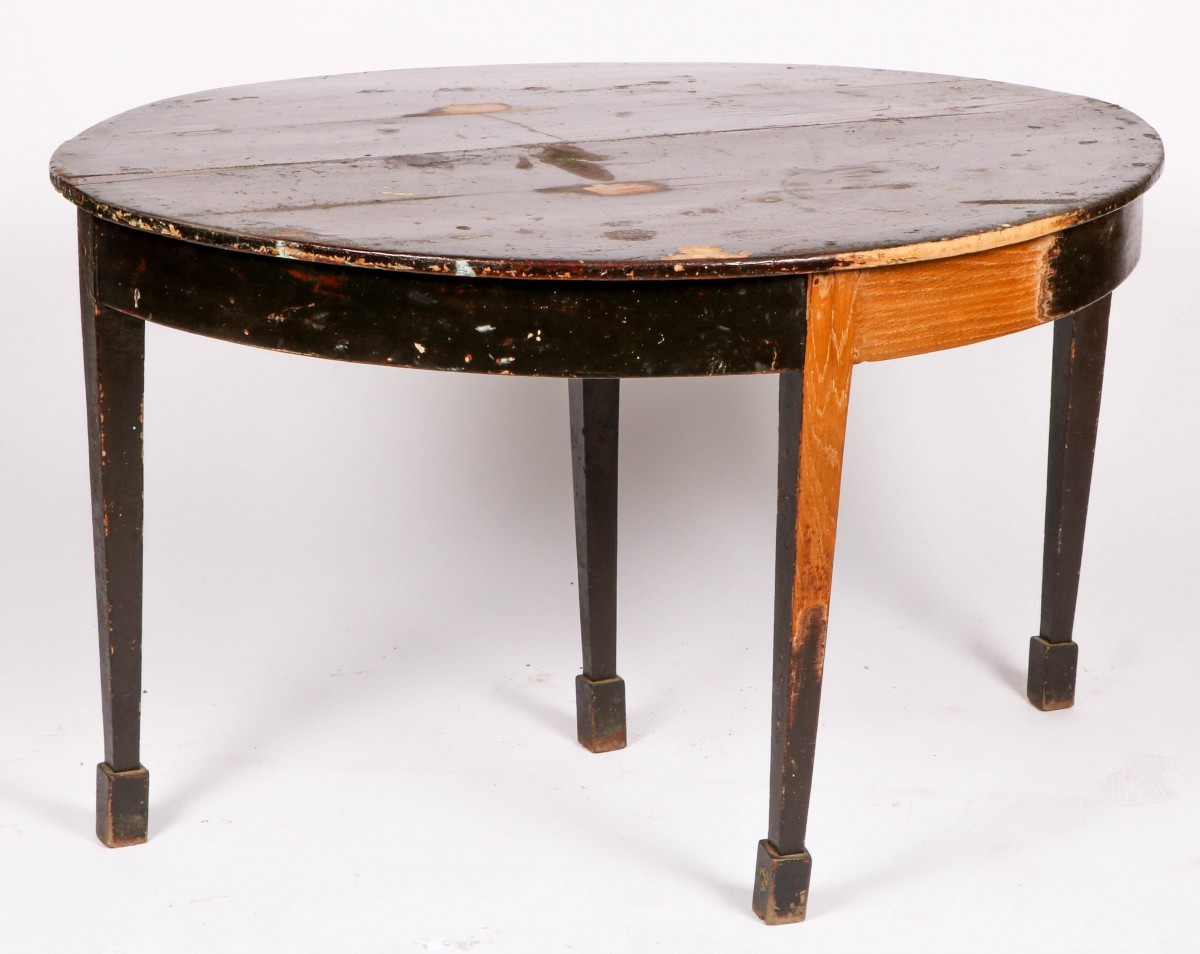 Een ronde/ halve-maan tafel, 20e eeuw.
