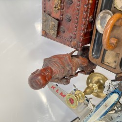 Een groot lot bestaande uit o.a. een "Delftse" vaas- 19e eeuw, transferware, plateel, een mijnwerkerslamp, bronzen en houten beeldwerk, een gesneden houten documentenkistje, een aantal vijzels, een clinometer en een "tintoy" - KLM vliegmachine.