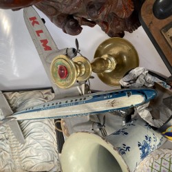 Een groot lot bestaande uit o.a. een "Delftse" vaas- 19e eeuw, transferware, plateel, een mijnwerkerslamp, bronzen en houten beeldwerk, een gesneden houten documentenkistje, een aantal vijzels, een clinometer en een "tintoy" - KLM vliegmachine.